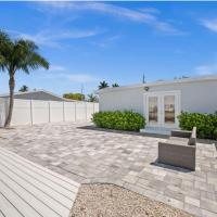 Charming 2BD Waterfront Home in Naples，位于那不勒斯Naples Municipal - APF附近的酒店