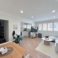 Coogee Sunrise - 2 Bed Apt with Work Desks and Balcony，位于悉尼库吉的酒店