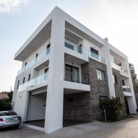 Elegant Four Bedroom Villa at Airport Accra，位于阿克拉科托卡国际机场 - ACC附近的酒店