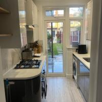 Modern home with driveway parking for 2 vehicles, near Tottenham Hotspur Stadium, White Hart Lane Train Station，位于伦敦托特汉姆的酒店