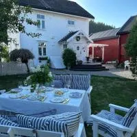 Exclusive 1920 century villa 10 min from AirPort，位于Malvik特隆赫姆机场 - TRD附近的酒店