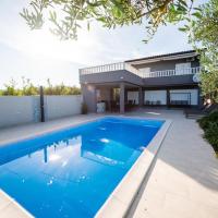 Beachfront villa Mihovil with direct beach access，位于卡斯特尔·斯塔费力克斯普利特机场 - SPU附近的酒店