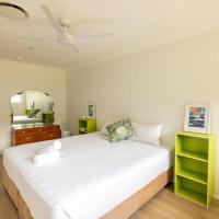 Spacious 3-BR Home in the Heart of the Gold Coast，位于黄金海岸阿什莫尔的酒店