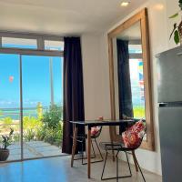 Beachfront Apartment with Kitchen and Outdoor Seating Area，位于长滩岛的酒店