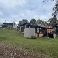 Currawong Cottage，位于Anglers Reach的酒店