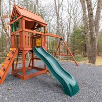 Ultimate Family Retreat with Game Room and Hot Tub，位于东斯特劳兹堡Stroudsburg-Pocono Airport - ESP附近的酒店