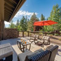 Luxe All-Season Retreat by AvantStay Prime Location Near Skiing，位于特拉基Truckee Tahoe Airport - TKF附近的酒店