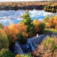 Tranquil Waterside by AvantStay Lakefront Dock Game Room Views，位于Pocono SummitPocono Mountains Municipal - MPO附近的酒店