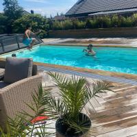 Stan- och strandnära poolvilla.，位于哈尔姆斯塔德Halmstad Airport - HAD附近的酒店