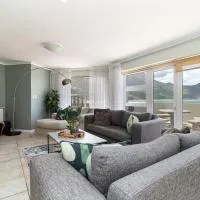 Beachfront Villa Sea Breeze Hout Bay Cape Town，位于豪特湾的酒店