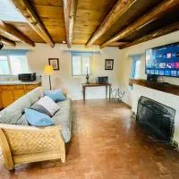 Casita Azul: Cozy Historic Adobe Retreat in Santa Fe，位于圣达菲的酒店