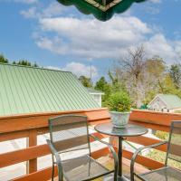 Aiken Apt with Garden-View Balcony Half-Mi to Dtwn!，位于艾肯艾肯市机场 - AIK附近的酒店