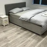Gatwick Guest House - Short & Long Stay, Airport Parking, Airport Shuttle, Early & Late Check In - 49, RH11 8QX，位于克劳利的酒店