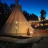 Tipi Marie met hotutub in de tuin，位于Kaprijke的酒店