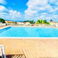 House with pool, shops, 3mins from Montego Bay Airport and near Beach Strip，位于蒙特哥贝桑斯特国际机场 - MBJ附近的酒店