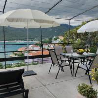 Apartment Bruna with terrace and spectacular sea view，位于拉巴克的酒店