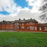 Trivelles Gatwick Hotel & airport Parking，位于克劳利的酒店