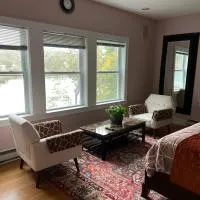 Sunny river view suite,位于Quaker Hill的酒店