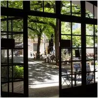 Logis Hôtel Restaurant Le Louvre，位于萨路特德沃克吕兹的酒店