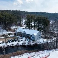 Riverhouse by Weekender formerly Jack Daniels Inn,位于Peterborough的酒店