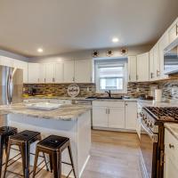 4 Mi to Lake Michigan East Chicago Home with Grill，位于East Chicago加里-芝加哥机场 - GYY附近的酒店