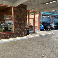 阿托米克汽车旅馆，位于阿斯托里亚道夫区域机场 - AST附近的酒店