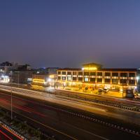 Chitwan Midtown Hotel，位于巴拉特布尔Bharatpur Airport - BHR附近的酒店