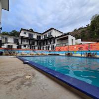 Chelle's Suites and Restaurant，位于Camp BayGuanaja - GJA附近的酒店