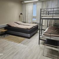 Hostel Vieraanvara，位于卡亚尼凯加尼机场 - KAJ附近的酒店