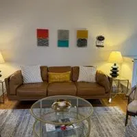 Newly Remodeled Mid-Century Modern Lake Condo，位于日内瓦湖的酒店