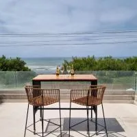 Alquiler De Departamento Monoambiente Con Terraza, Frente Al Mar En La Costa Quequén, Con Pileta, Solarium y Sum Con Parrilla，位于克肯的酒店