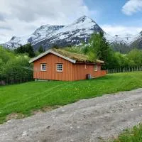 timber cabin Eresfjord med båt til leie，位于Øverås的酒店