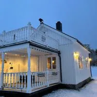 Marvelous farmhouse with amazing fjord and mountain view in Northern Norway，位于Nordøya的酒店
