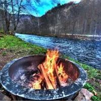 The Hala Lodge and Campground -Riverfront Class 3 -1bed 1bath on Nantahala River，位于布赖森城的酒店