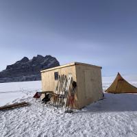 Ice Hut on the Sea Ice，位于UummannaqUummannaq Heliport Airport - JQA附近的酒店