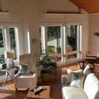 Amazing Getaway Oceanview with treehouse feel，位于Manchester的酒店
