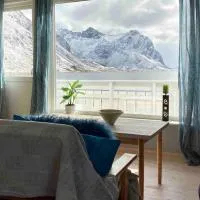 Charming house in fjord Lofoten，位于Slydalen的酒店