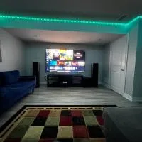 Ravine Retreat - 3RM Suite, 2BD, 1 WR, Pool, Sauna,位于惠特比的酒店