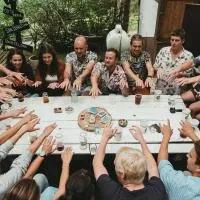 Surf Camp San Sebastian Partyhostel，位于Aia的酒店