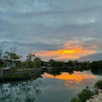 Sandpiper Sanctuary 4 bed 3 bath Villa with a pool，位于珀拉什奇亚Placencia Airport - PLJ附近的酒店