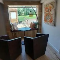 Huis-Chalet aan Puyenbroeck，位于Wachtebeke的酒店