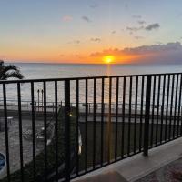 Whale Watching from the Lanai - Oceanfront Condo in West Maui，位于拉海纳卡哈纳区的酒店