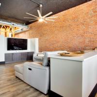 Downtown Quincy Condo with Washington Park Views!，位于昆西Quincy Regional (Baldwin Field) - UIN附近的酒店