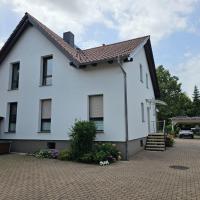 FeWo in Familienhaus mit Garten, Terrasse, Carport mit E-Ladestation, Südost，位于莱比锡霍尔茨豪森的酒店