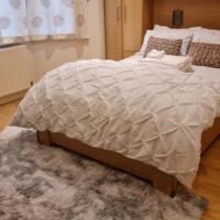 Cosy bedroom near London City Airport，位于伦敦伦敦城市机场 - LCY附近的酒店