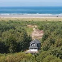 Ocean Views, Beach Access, Vacation Beach House，位于洋滨市的酒店