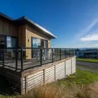 Contemporary Home with Ocean and Mountain Views，位于凯库拉凯庫拉机场 - KBZ附近的酒店