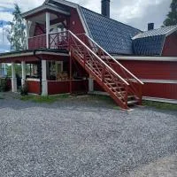 Persbacken i naturnära Ockelbo med fiske o Kungsberget när inpå,,,，位于Ockelbo的酒店