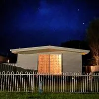 The Shack Culburra Beach- retro cool location pool table tiki bar，位于卡尔布拉海滩的酒店