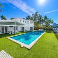 Waterfront Paradise 4 BD Villa Miami Breeze with Pool，位于迈阿密Miami Seaplane Base - MPB附近的酒店